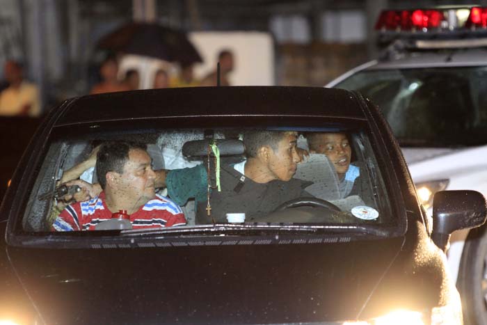 
        
            Adolescentes fazem família refém dentro de carro
        
    