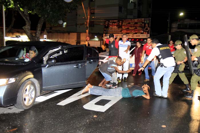 
        
            Adolescentes fazem família refém dentro de carro
        
    