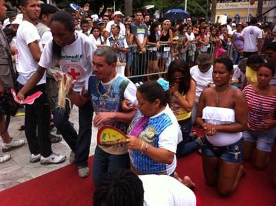 
        
            Devoção e solidariedade movem devotos
        
    