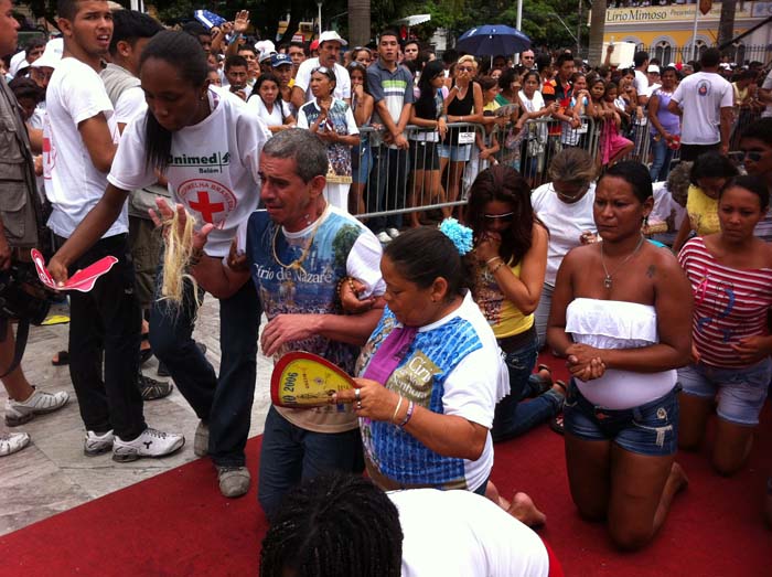 
        
            Devoção e solidariedade movem devotos
        
    