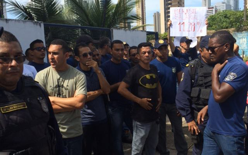 
        
            Em protesto, guardas municipais denunciam descaso 
        
    