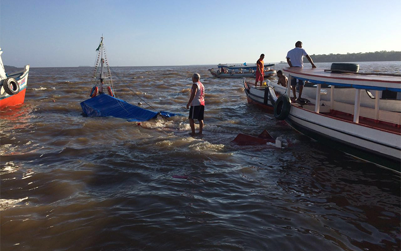 
        
            Barco pesqueiro naufraga após colidir com embarcação
        
    
