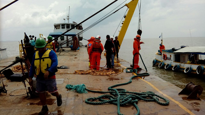 
        
            Operação retira lancha que naufragou no Marajó
        
    