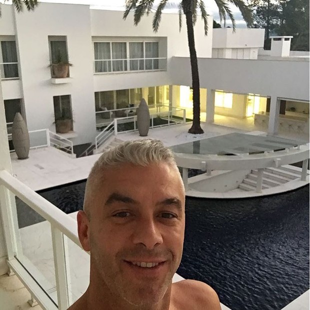 
        
            Conheça casa gigante de Ana Hickmann que surpreendeu a web
        
    