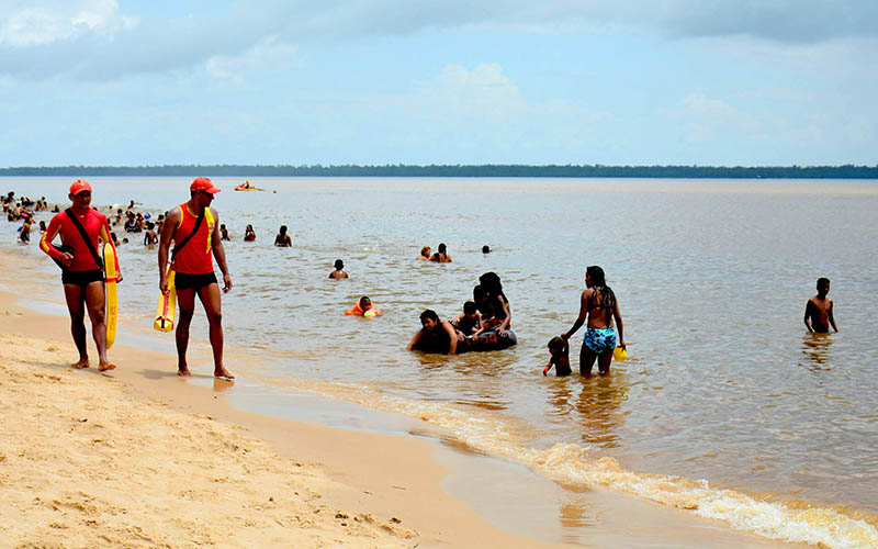 
        
            Banhistas aproveitam praia de Outeiro no domingo de Páscoa
        
    