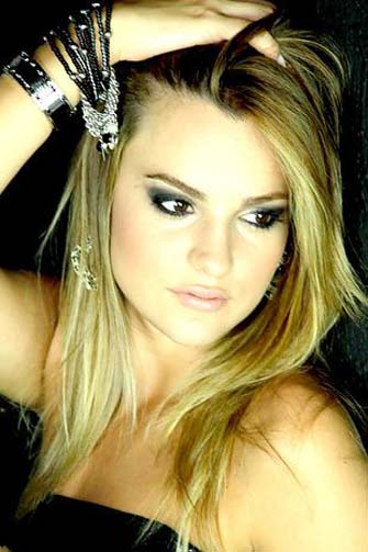 
        
            Ex-paquita Thalita Ribeiro em fotos sensuais
        
    