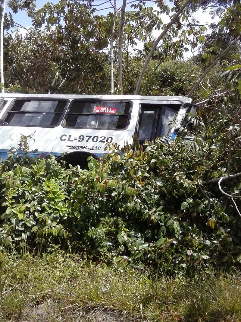 
        
            Veja imagens do acidente entre ônibus e caminhonete na estrada de Mosqueiro
        
    
