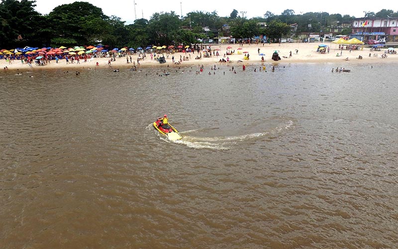 
        
            Banhistas aproveitam praia de Outeiro no domingo de Páscoa
        
    