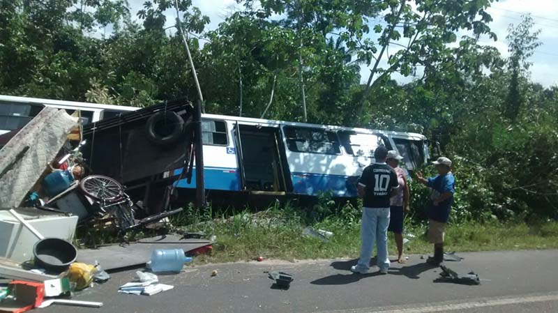 
        
            Veja imagens do acidente entre ônibus e caminhonete na estrada de Mosqueiro
        
    