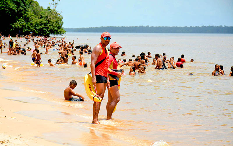 
        
            Banhistas aproveitam praia de Outeiro no domingo de Páscoa
        
    