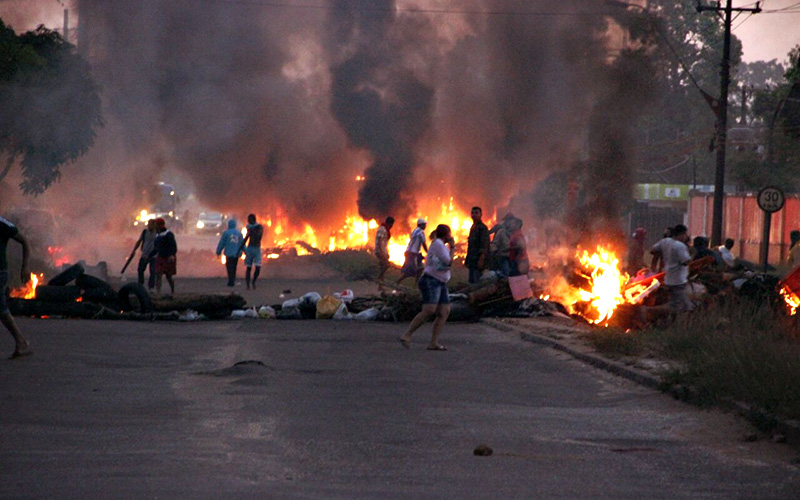 
        
            Manifestantes incendeiam coletivos na Mário Covas
        
    