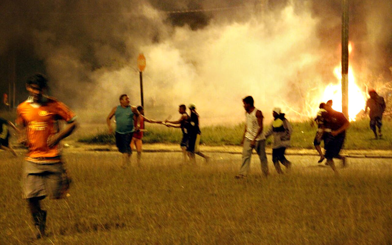 
        
            Manifestantes incendeiam coletivos na Mário Covas
        
    