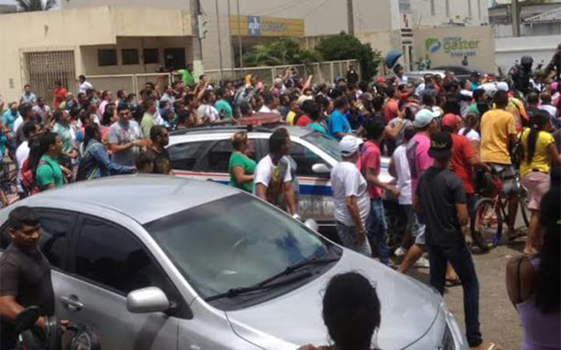 
        
            Trio faz clientes reféns em agência dos Correios
        
    