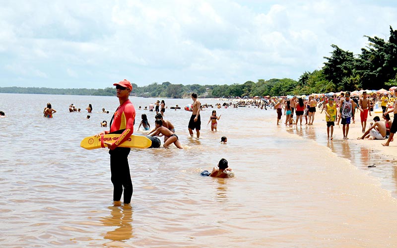 
        
            Banhistas aproveitam praia de Outeiro no domingo de Páscoa
        
    