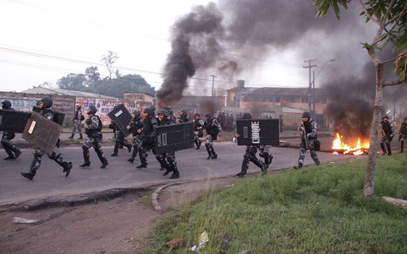 
        
            Manifestantes incendeiam coletivos na Mário Covas
        
    