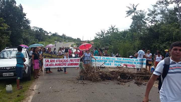 
        
            Com salários atrasados, servidores bloqueiam PA
        
    