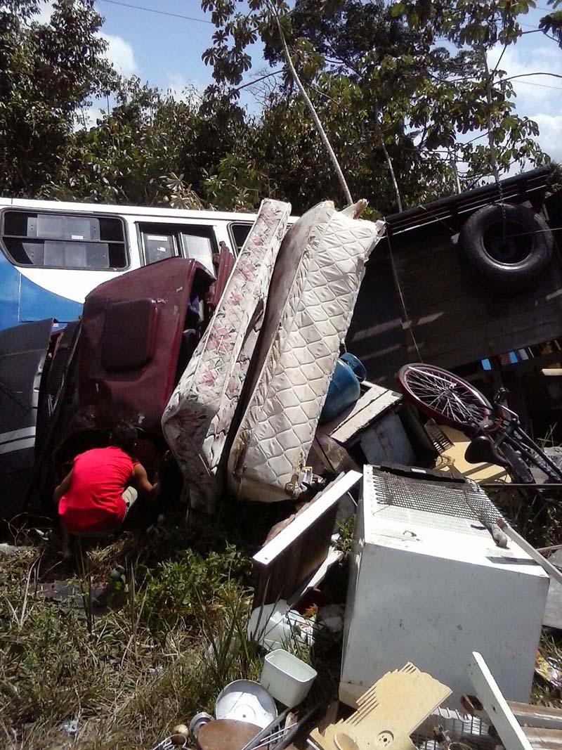 
        
            Veja imagens do acidente entre ônibus e caminhonete na estrada de Mosqueiro
        
    