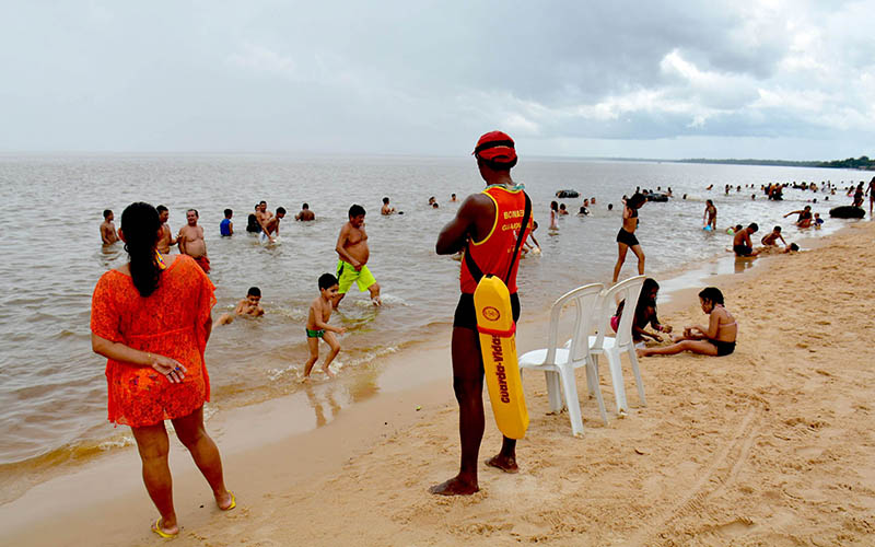 
        
            Banhistas aproveitam praia de Outeiro no domingo de Páscoa
        
    