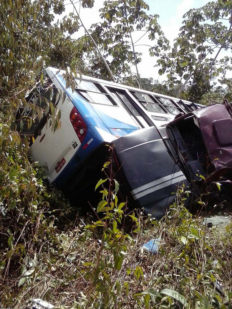 
        
            Veja imagens do acidente entre ônibus e caminhonete na estrada de Mosqueiro
        
    