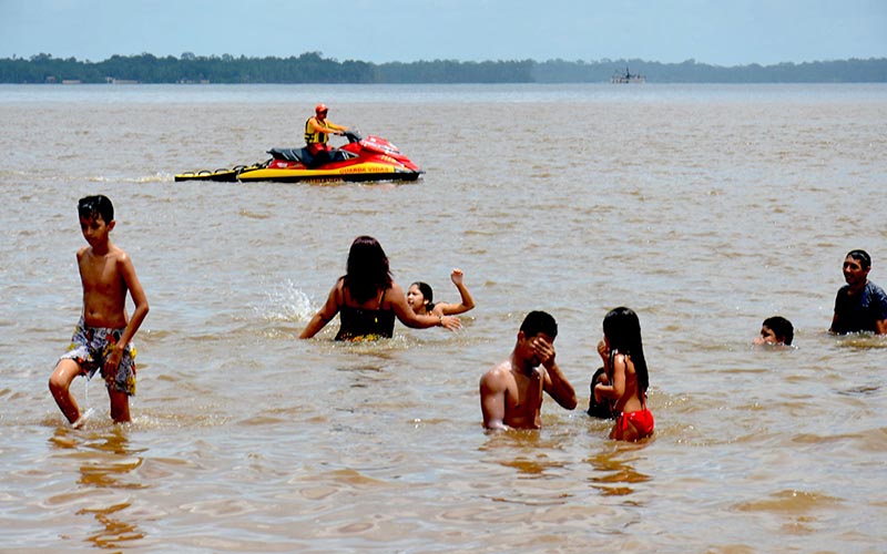 
        
            Banhistas aproveitam praia de Outeiro no domingo de Páscoa
        
    