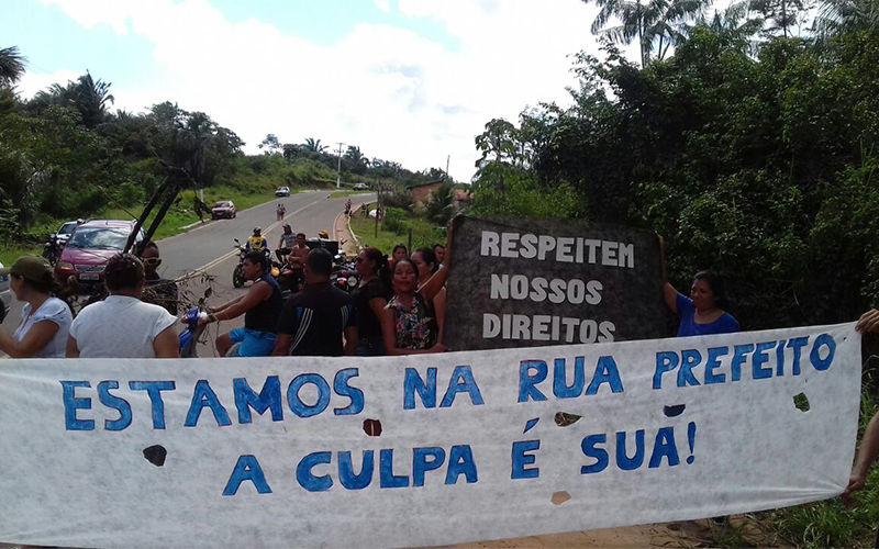
        
            Com salários atrasados, servidores bloqueiam PA
        
    