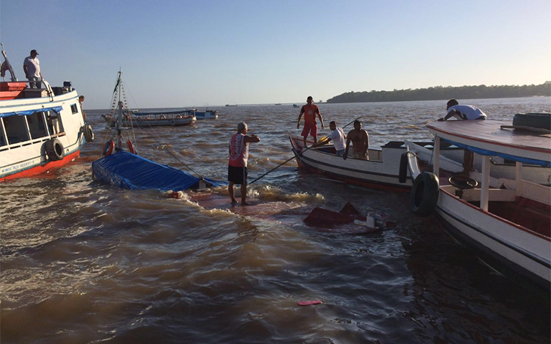 
        
            Barco pesqueiro naufraga após colidir com embarcação
        
    