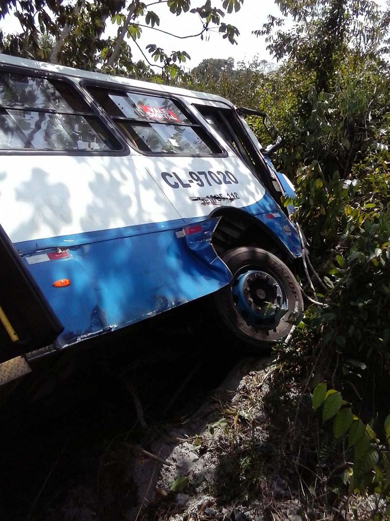 
        
            Veja imagens do acidente entre ônibus e caminhonete na estrada de Mosqueiro
        
    