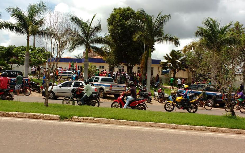 
        
            Trio faz clientes reféns em agência dos Correios
        
    