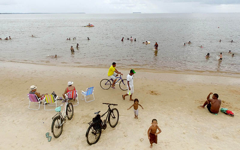 
        
            Banhistas aproveitam praia de Outeiro no domingo de Páscoa
        
    