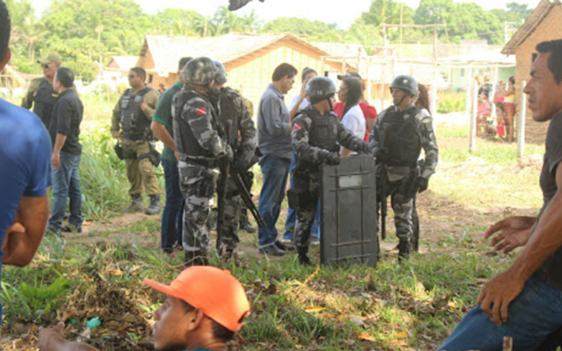 
        
            Famílias protestam contra reintegração de posse e alguns moradores não têm para onde ir
        
    