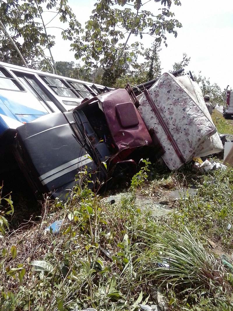 
        
            Veja imagens do acidente entre ônibus e caminhonete na estrada de Mosqueiro
        
    