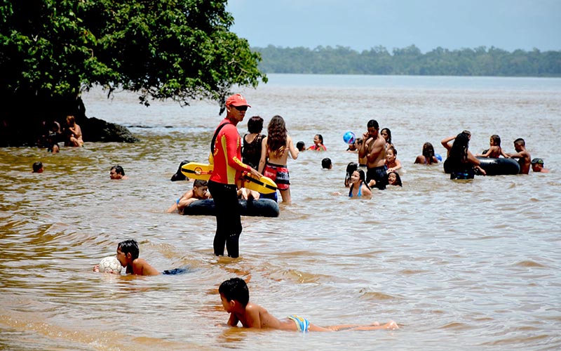 
        
            Banhistas aproveitam praia de Outeiro no domingo de Páscoa
        
    
