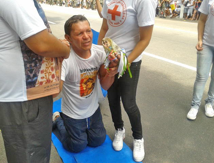 
        
            Fieis pagam promessas durante o Círio
        
    