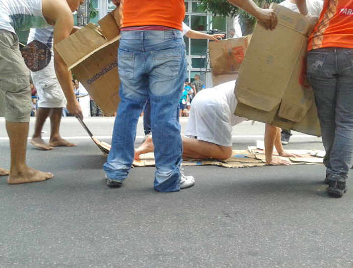 
        
            Fieis pagam promessas durante o Círio
        
    