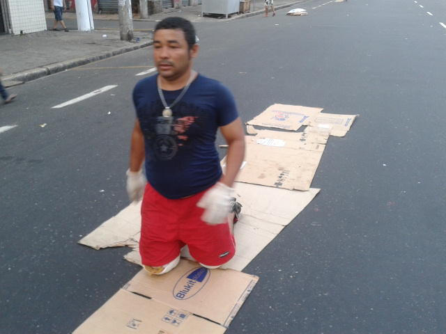 
        
            Fieis pagam promessas durante o Círio
        
    