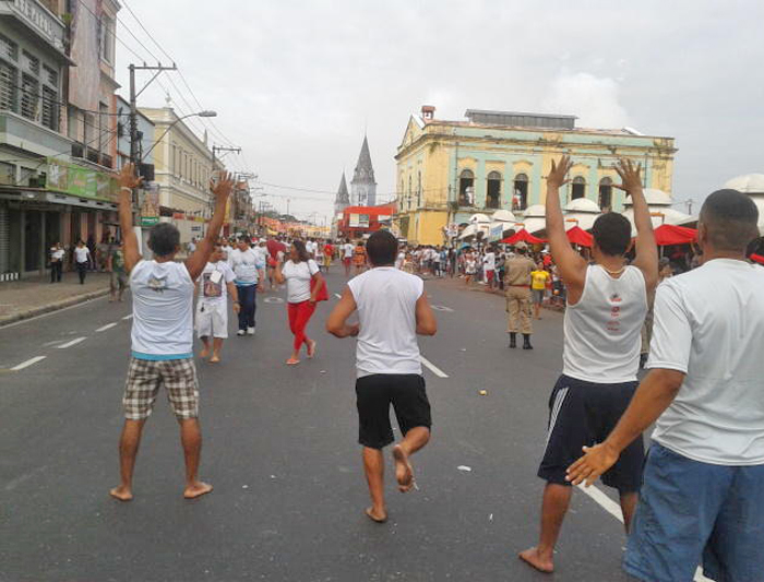 
        
            Fieis pagam promessas durante o Círio
        
    
