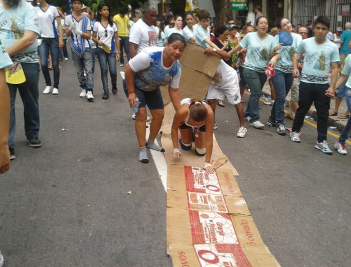 
        
            Fieis pagam promessas durante o Círio
        
    