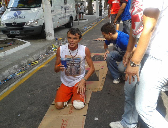 
        
            Fieis pagam promessas durante o Círio
        
    