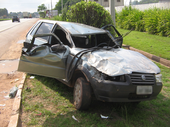 
        
            Carro capota em Marituba; veja as fotos
        
    
