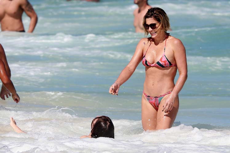 
        
        
            Flávia Alessandra exibe corpão em dia de praia
        
    