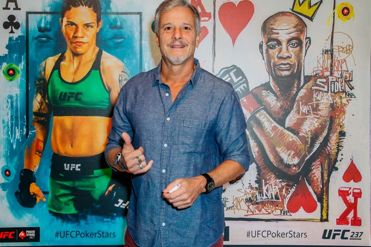 
        
        
            UFC Rio reúne centenas de celebridades
        
    