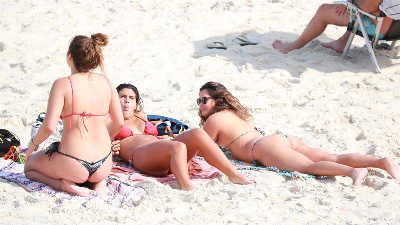 
        
        
            Giulia Costa e Beatriz Bonemer curtem praia juntas no Rio
        
    