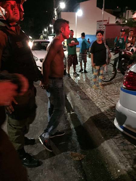 
        
            Assaltante faz refém em supermercado de Belém
        
    
