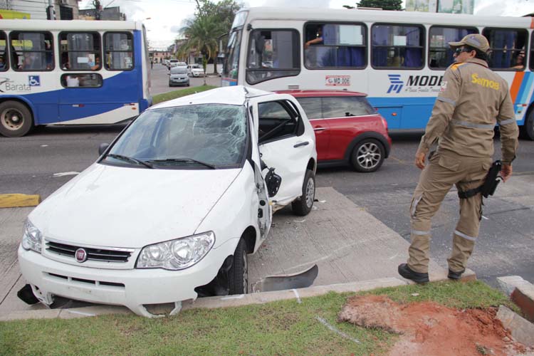 
        
            Acidente deixa vítima ferida na Almirante Barroso
        
    