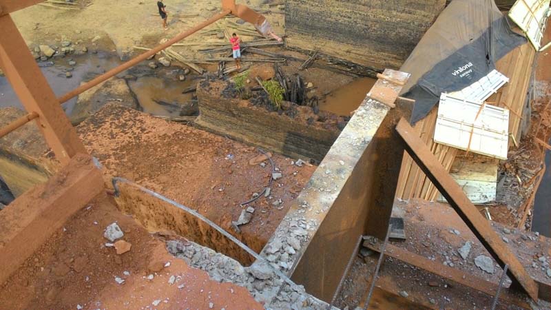 
        
             Ponte desaba novamente na Transamazônica
        
    