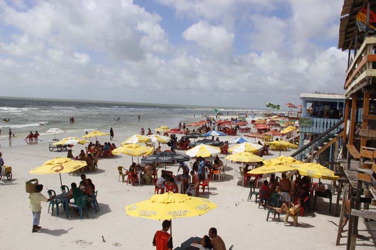 
        
            Praia de Ajuruteua cai no gosto dos veranistas
        
    
