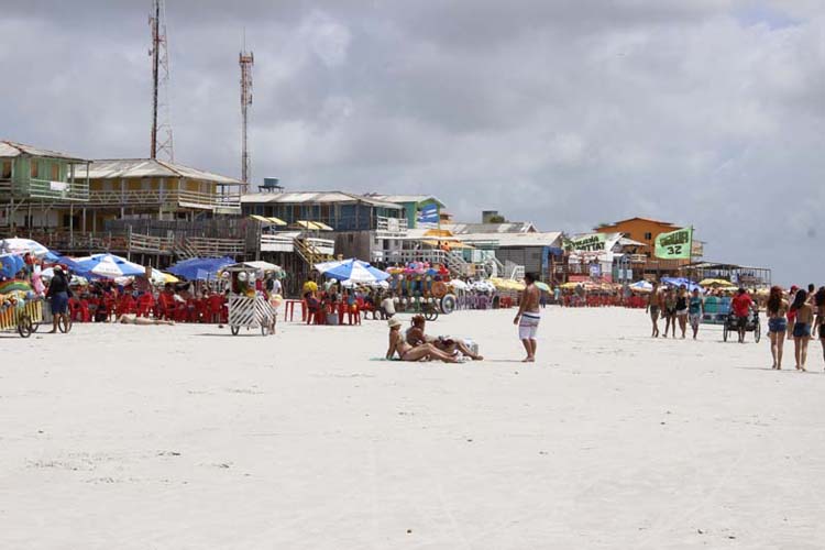 
        
            Praia de Ajuruteua cai no gosto dos veranistas
        
    