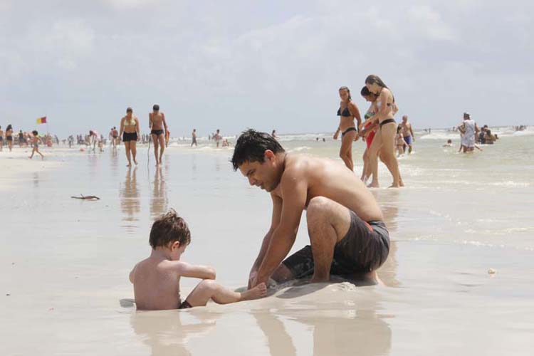 
        
            Praia de Ajuruteua cai no gosto dos veranistas
        
    