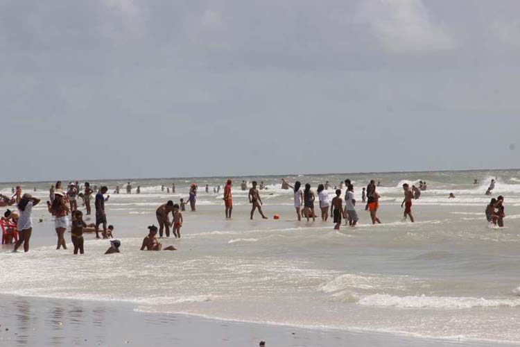 
        
            Praia de Ajuruteua cai no gosto dos veranistas
        
    
