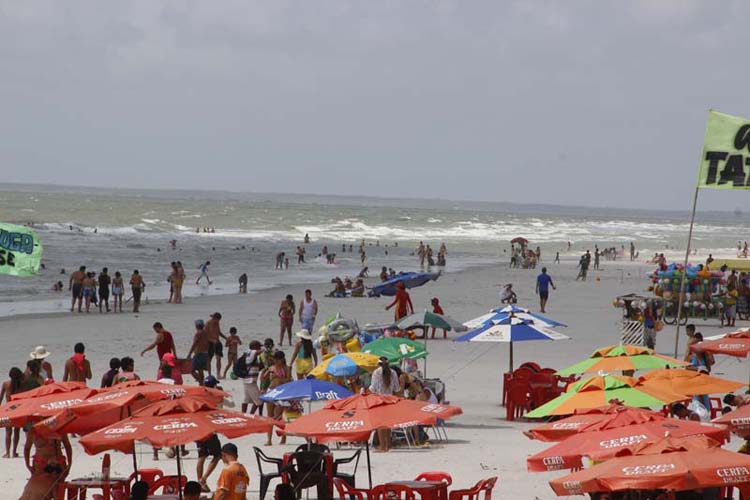 
        
            Praia de Ajuruteua cai no gosto dos veranistas
        
    